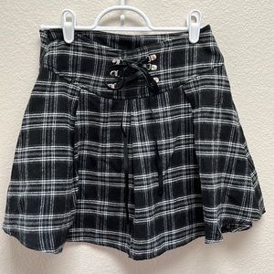 Shein Black White Plaid Gingham Mini Skater Skirt w/ Faux Leather Bow, Size XS